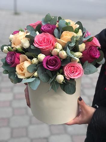 Цветочная композиция из Розы в шляпной коробке в Семенково